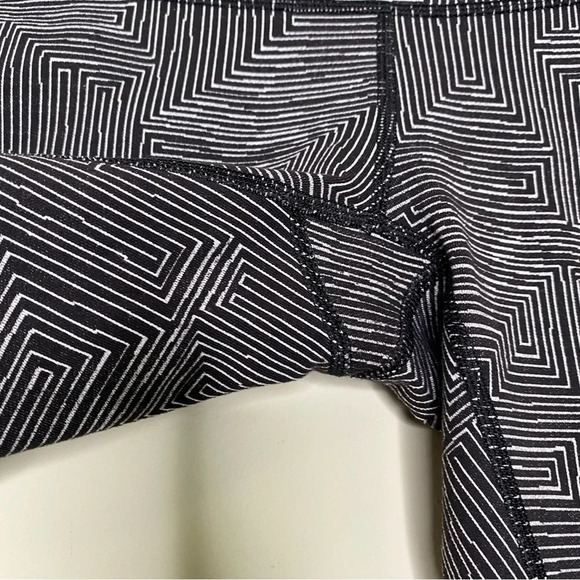 Lululemon Black White Jacquard Maze Wunder Under Crop II Leggings Size 4 - Picture 8 of 12